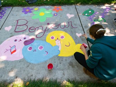 Person paining on the Hello Walk