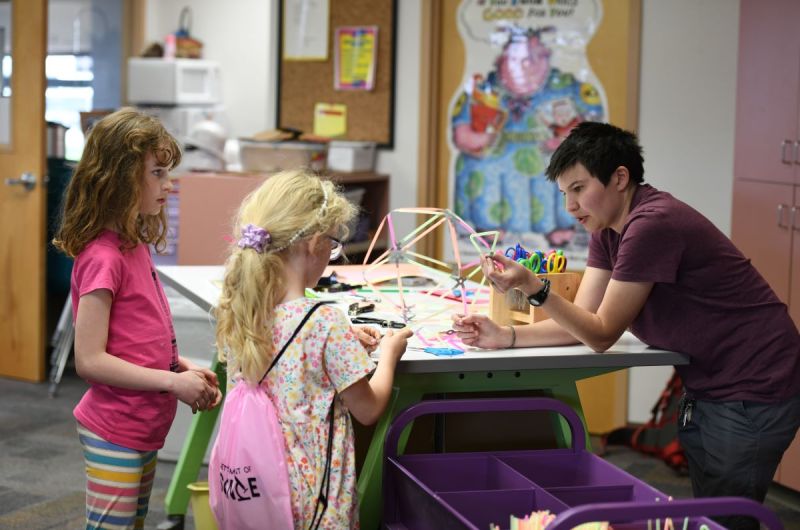 Educator and children playing with Strawbees