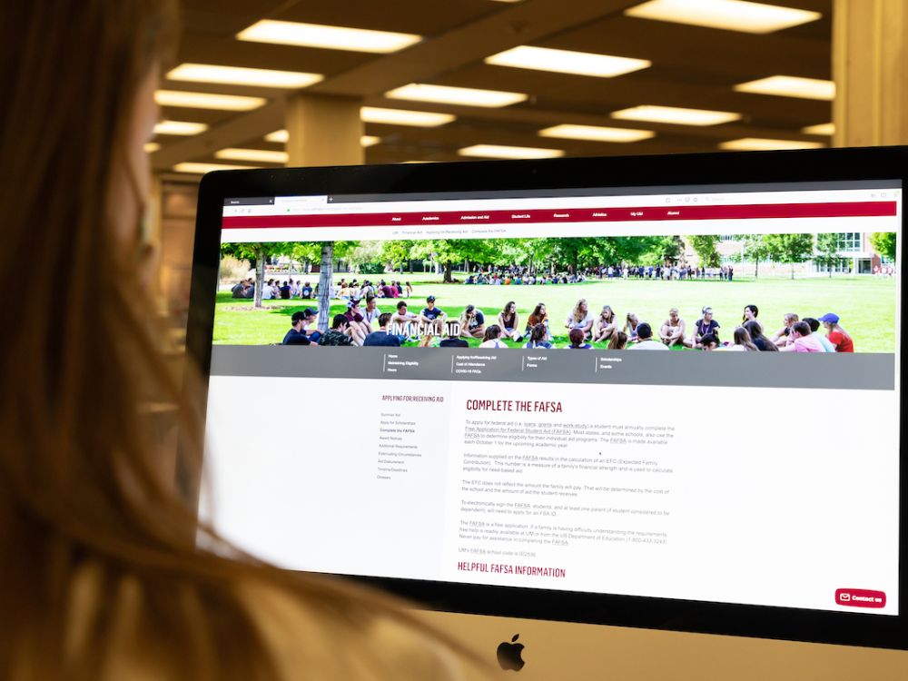 A student completes the FAFSA form online. 