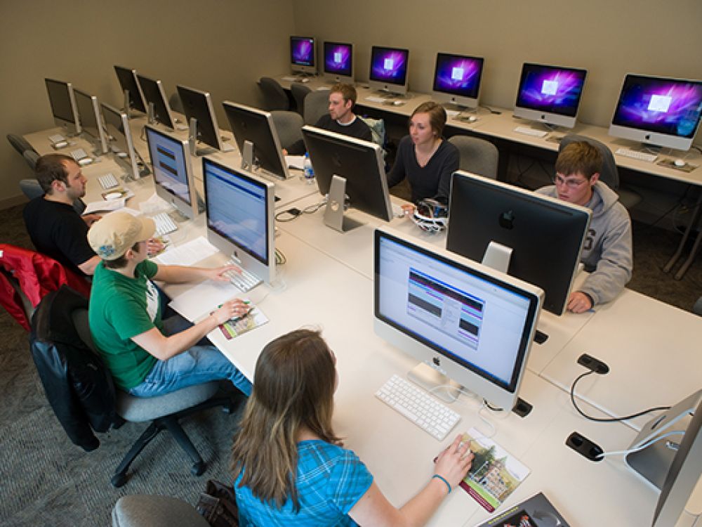UM students work in a computer lab.