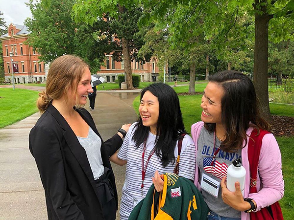 Foreign visitors enjoy conversations on the Oval.