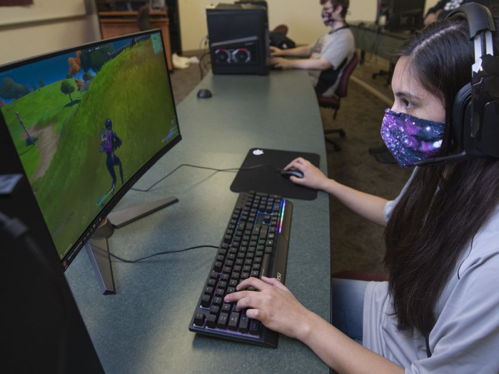 A female UM student participates in esports at UM.