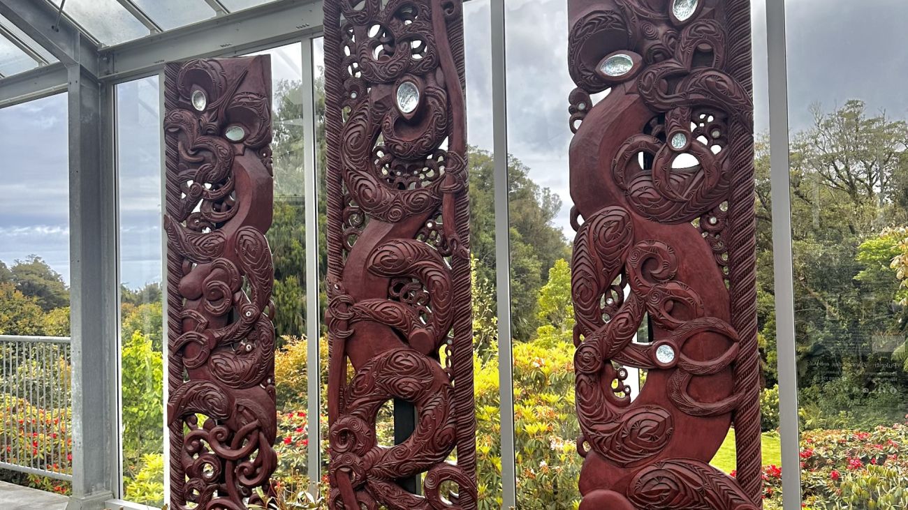 Maori people sculpture