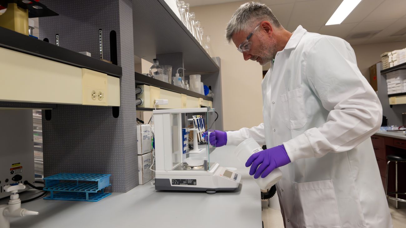Decorative - operator weighting out a substance using an analytical balance