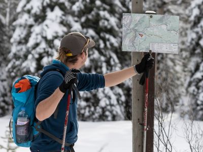 a student looking at a map of the loops at Lolo Pass ski area