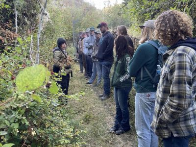 An UMBEL biologist explains the proper use of mist nets and other banding tools to students from the 91��Ԫ.