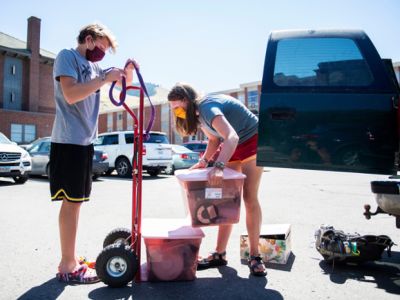 Students moving in to the residence halls in 2020