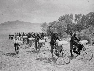 In the field - the U.S. Army Bicycle Corps stationed at Fort Missoula, �����ؿ�. Corps in formation. The man riding beside the two rows of soldiers is Lieutenant James A. Moss. Photograph number 73-0031.