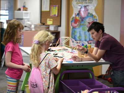 Educator and children playing with Strawbees