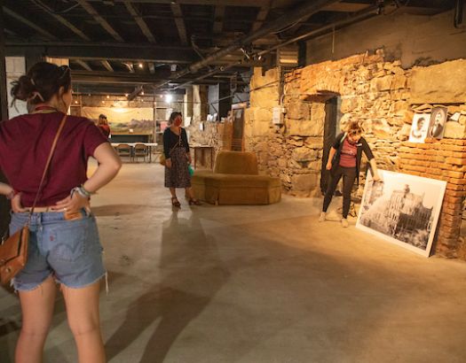 a tour guide in missoula's underground points out a piece of a picture and speaks 