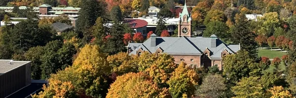Trees with fall foliage surrounding Main Hall on the �Թ��� campus