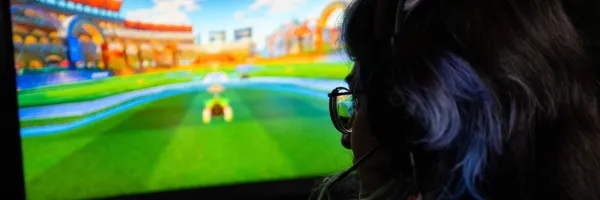 A 51�Թ��� Grizzly Esports participant takes part in an Esports tournament at the 51�Թ���.
