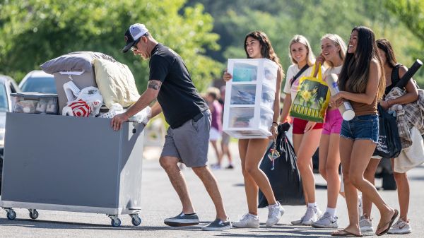 students moving in to the residence halls