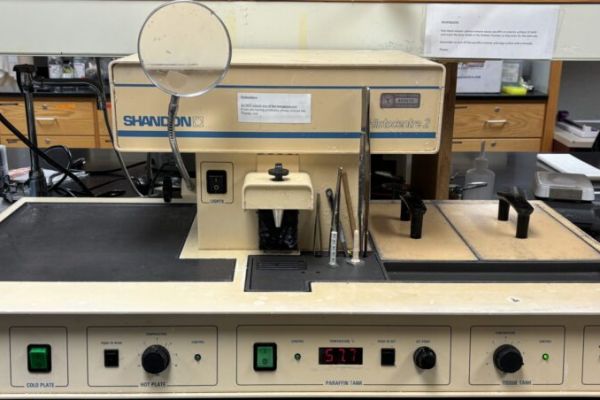 machine used in the molecular histology and fluorescence imaging lab