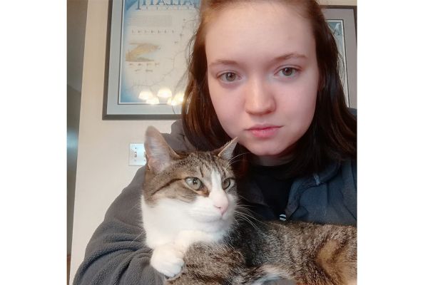 Michelle Williams posing with cat