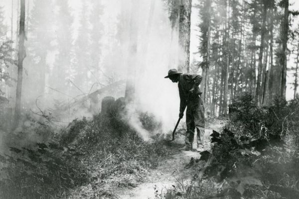 Men fighting 1910 fire