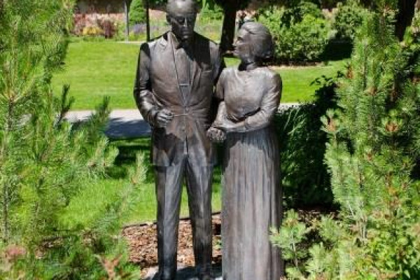 Maureen and Mike Statues