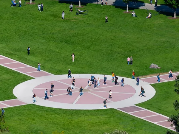 Students cross the Oval on the first day of fall semester