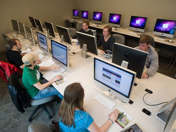 UM students work in a computer lab.