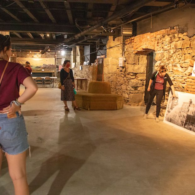 a tour guide in missoula's underground points out a piece of a picture and speaks