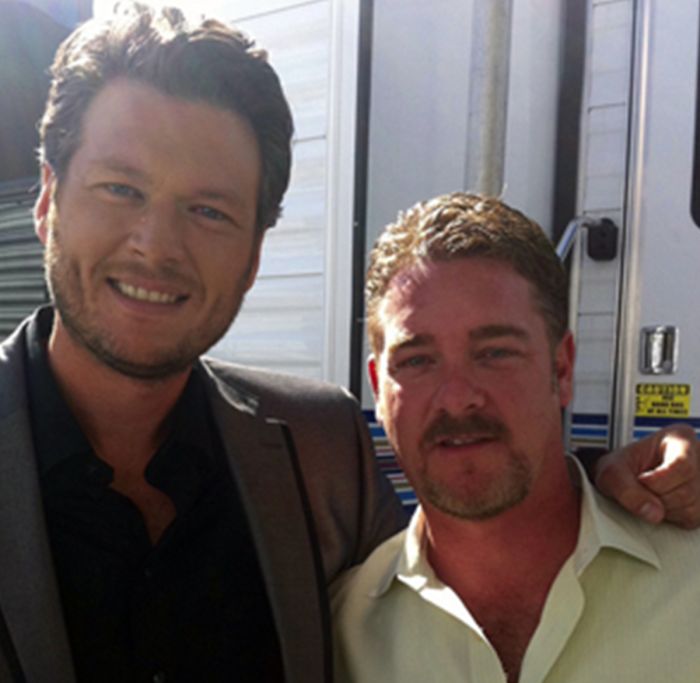 A UMEM alum take a photo with recording artist Blake Shelton.