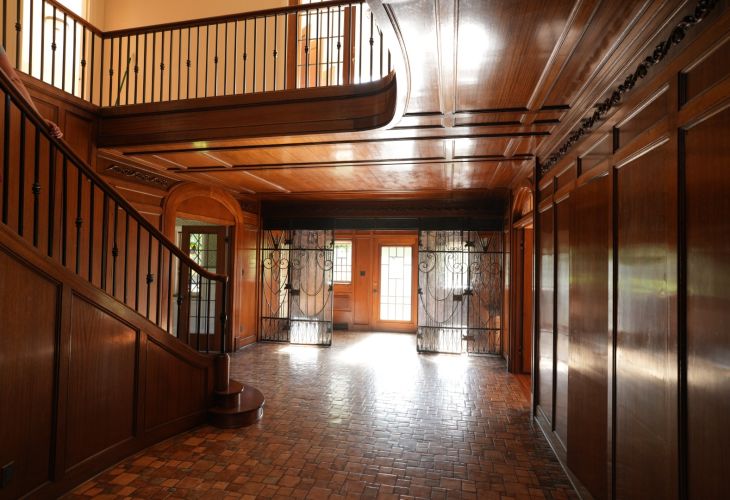 Photo of the entryway of 1325 Gerald Ave