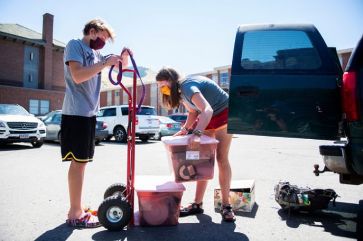 Students moving in to the residence halls in 2020