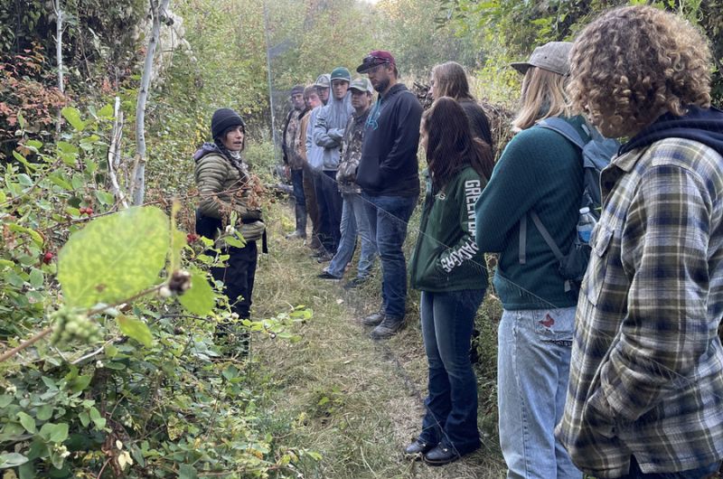 An UMBEL biologist explains the proper use of mist nets and other banding tools to students from the 91��Ԫ.