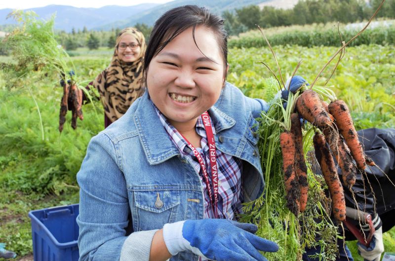 students gardening