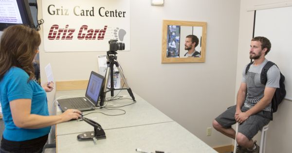 Student gets their Griz Card photo taken