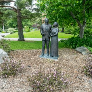 Statue of the Mansfields