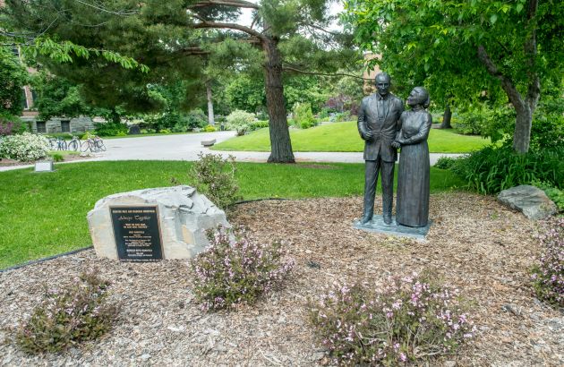 Statue of the Mansfields