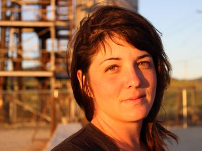 A headshot of Nora Saks, in the golden light of the sun