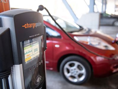 An EV charging station on the 91Ԫ campus.