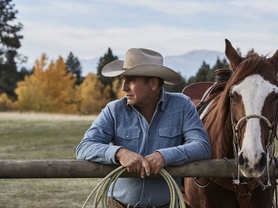 A picture of actor Kevin Costner and a horse.