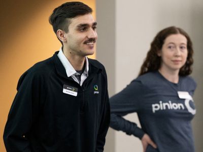 Brandon Travis, an associate accountant with Pinion in Missoula, speaks at the ؿ College of Business. He was accompanied by Susie Sorenson, a Pinion senior associate. 