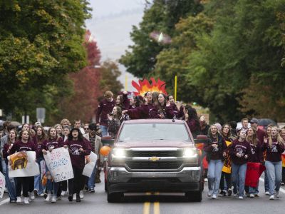 Students from the 91Ԫ on the homecoming parade route in 2023.