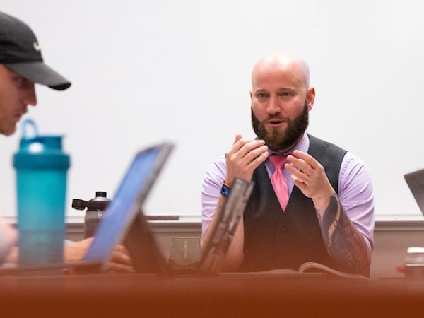 Jackson Bunch discusses criminological theory with his class at the 91��Ԫ 